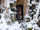 【雪に包まれた名月荘の入口】雪景色の中で宿の存在感がやわらかく際立ちます。