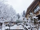 【雪景色に溶け込む名月荘の佇まい】自然に囲まれた静かな環境に佇む和の温泉宿穏やかな時間を。