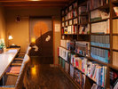 図書室】中庭を眺めながらゆっくり読書をお楽しみいただけます。
