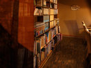 【図書室】中庭を望む図書室で、心静かに読書を楽しむひととき。ご滞在中の気分転換にもおすすめです。