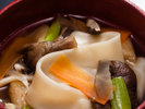 【ご夕食一例】名月荘饂飩は、幅広の饂飩に、野菜やきのこの旨みが重なる名月荘ならではの一品です。