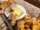 朝食ビュッフェのパン