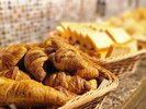 朝食ビュッフェのパン