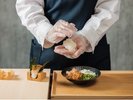 4階ザ・テラスライブキッチンでは、できたておむすびをお届けいたします。