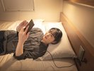 ベッドに横になって楽々充電♪※使用感イメージ