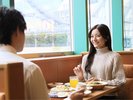 【3F サイゼリヤ】ガラス窓から日が差し込む明るく爽やかな雰囲気の中でご朝食をお楽しみいただけます。