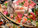 能登牛のしゃぶしゃぶと、旬の海の幸の舟盛りをメインにした会席料理。(写真は5~6人前です)