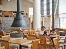 ■1階ラウンジ「JAM LOUNGE」 大きな窓の向こうにはゲレンデが広がります
