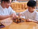 ■1階ラウンジのテーブルの上にはボードゲームやカードゲームも