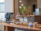 ■1階ラウンジ「JAM LOUNGE」コーヒーなどのお飲み物を自由にお飲みいただけます