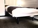 ベッドの下に、スーツケース等のお手回り品を収納できるスペースを設けております。