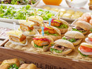 朝食ビュッフェ:シェフ特製のミニハンバーガーやサンド。どれにするか迷ってしまうかも(イメージ)