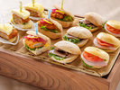 朝食ビュッフェ:シェフ特製のミニハンバーガーやサンド。どれにするか迷ってしまうかも(イメージ)