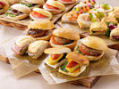 朝食ビュッフェ:シェフ特製のミニハンバーガーやサンド。どれにするか迷ってしまうかも(イメージ)