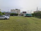 駐車場から当施設を見た静止画、芝生の駐車場は40台まで止めれます。