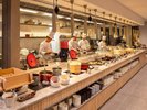 Terrace and Tableではライブキッチンも楽しめる約50種類を取り揃えた大人気ブッフェを提供