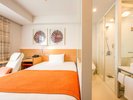 【セミダブル】15uのお部屋。写真は入り口側シャワーブースのタイプ。足元からの大きな窓で明るい空間