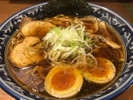【麺屋しらかわ】細目のちぢれ麺に、魚介と鶏出汁をダブルで使用した醤油スープが人気のラーメン店