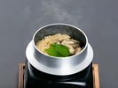 【季節の釜めし】内容は季節によって変わります。※写真は「きのこ釜めし」です。写真は一例