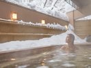 冬は雪見風呂も楽しめる温泉露天風呂