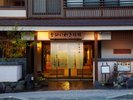 正面玄関こちらからお入りください。