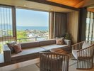 ソファで寛ぎながら絶景を眺めることが出来る