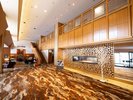 【エントランス】館内へ入ると楢の木を敷き詰めた、ぬくもりある暖炉がお出迎え
