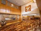 【エントランス】館内へ入ると楢の木を敷き詰めた、ぬくもりある暖炉がお出迎え
