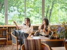 緑に囲まれたロビー