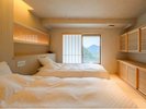 2026年3月改装。組子細工を施した和の室礼のお部屋にツインベッド