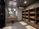 【男性大浴場脱衣場】ご利用時間⇒15:00〜2:00、5:00〜10:00