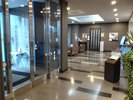 正面玄関前にルームキー返却BOXを設置しております。対面せずチェックアウトが可能です。