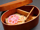 お食事一例(桜海老と若布のわっぱ弁当)