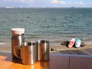 プライベートビーチで至極のコーヒーブレイク