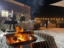夜の焚き火ラウンジ