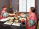 個室食事処テーブル席・静寂に包まれた個室で、旬の味覚をゆったりと味わう会席のひととき。