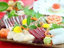 刺身盛合せ(一例)旬の魚を彩る刺身盛合せ。新鮮な味わいを贅沢に。