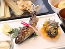 旬のヤマメの塩焼きサザエのつぼ焼き(一例)香ばしさと旨みが広がる一皿。