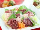 馬刺し盛合せ(一例)熊本産馬刺しが主役の会席料理。素材の旨みを存分にご堪能下さい