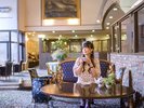 滝の流れる吹き抜けロビー。イタリア製の椅子に腰掛け美味しいコーヒーを飲み、優雅な時間を過ごす