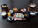 紗々羅館の朝食一例。大豆・豆腐料理をメインとしており、飛騨こしひかりと朴葉味噌が美味