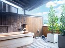 坪庭付き和室〔角部屋〕