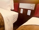 【客室】スマホ充電にも便利な枕元コンセント完備