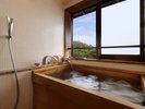 メゾネットは源泉かけ流しの開放的な温泉風呂が付いています