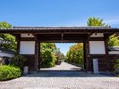【表門(昼)】武家屋敷を思わせる表門が入り口です。和洋に彩られた庭を楽しみながらお入り下さい。
