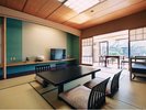 【露天スイート/一例】専用庭園がある、和モダンスタイルのお部屋です。畳の居間でお寛ぎください。