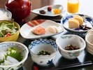 【朝食一例】朝からでも口に運びやすい、優しい味わいの小鉢の数々。