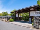 【表門(昼)】武家屋敷を思わせる表門が入り口です。こちらを目印にお越しください。