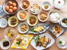 *【朝食】和食(一例)コウノトリ育むお米を使用、おかずは種類豊富に取り揃えております