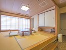 *【デラックスユニバーサルデザインルーム (バリアフリー) 418号室】小上がりの和室8畳がございます